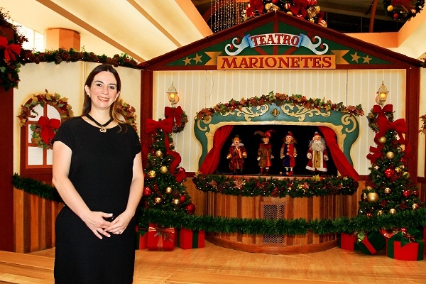 Vanessa Nery  posa ao lado do teatro de marionetes no Franca Shopping